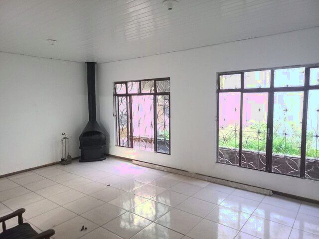 Imagem 2: Casa com 2 Dormitórios para Alugar, por R$ 1.500/Mês - Uberaba - Curitiba/Pr