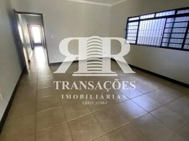 Imagem: A casa possui 3 Dormitórios, 1 Suíte, 2 Banheiros, 2