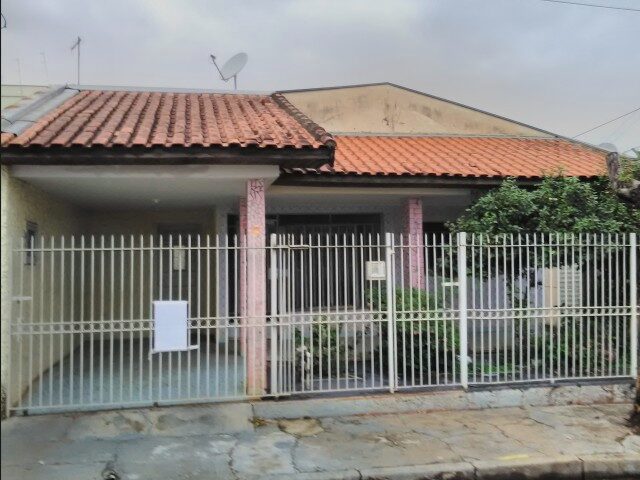 Imagem: A casa possui 3 Dormitórios, 1 Banheiro, 1 Vaga na