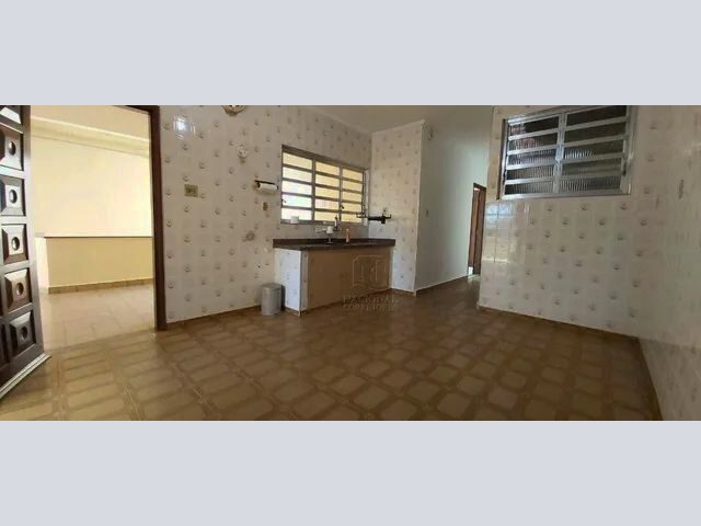 Imagem: A casa possui 3 Dormitórios, 1 Suíte, 2 Banheiros, 5