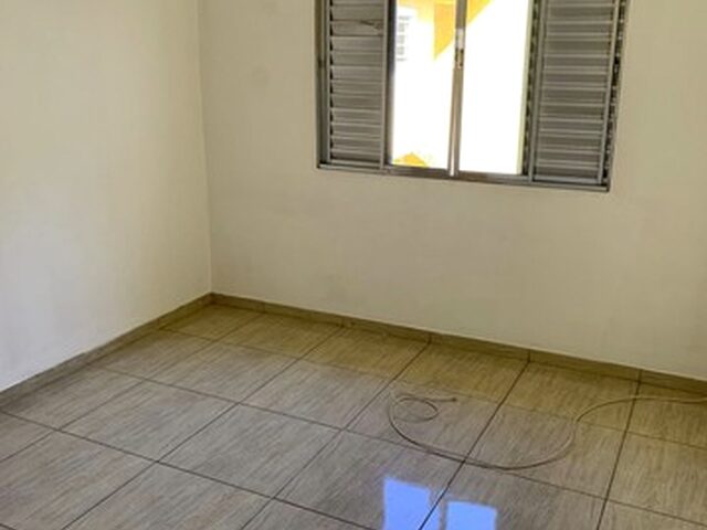 Imagem: A casa possui 1 Dormitório, 1 Banheiro, 1 Vaga na garagem,