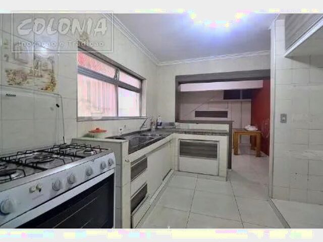 Imagem: A casa possui 3 Dormitórios, 4 Banheiros, 2 Vagas na