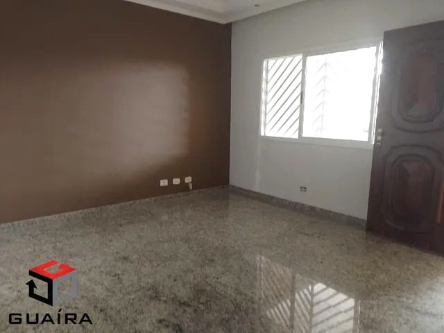 Imagem: A casa possui 3 Dormitórios, 1 Suíte, 2 Banheiros, 4