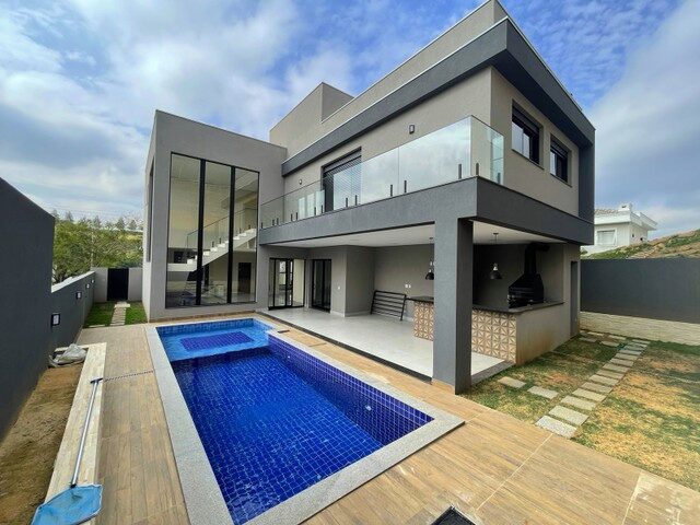 Imagem: A casa em condomínio possui 4 Dormitórios, 4 Suítes, 5