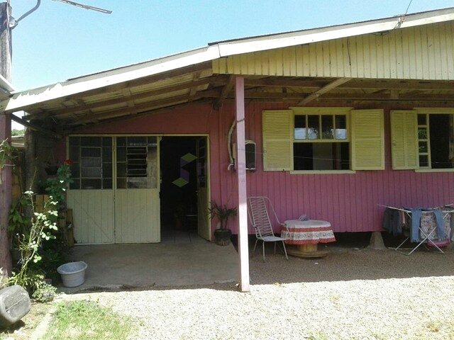 Imagem: A casa possui 3 Dormitórios, 1 Banheiro, 1 Vaga na
