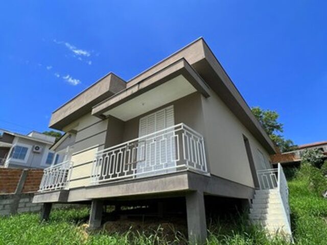 Imagem: A casa possui 3 Dormitórios, 1 Suíte, 2 Banheiros, 90m²