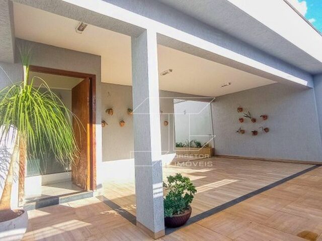 Imagem: A casa possui 3 Dormitórios, 1 Banheiro, 3 Vagas na