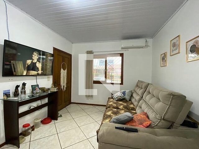 Imagem: A casa possui 2 Dormitórios, 1 Banheiro, 2 Vagas na