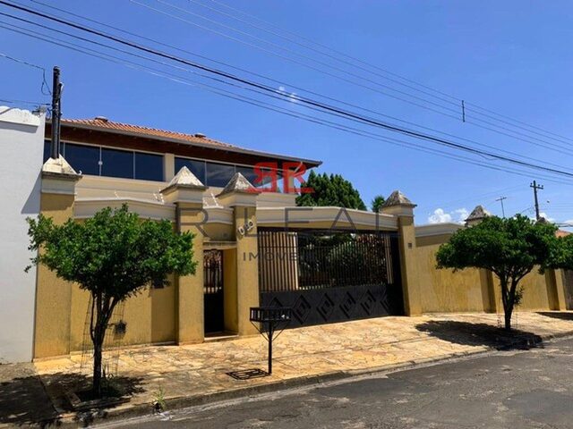 Imagem: A casa possui 3 Dormitórios, 5 Banheiros, 4 Vagas na