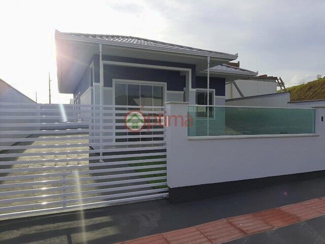 Imagem: A casa possui 3 Dormitórios, 1 Suíte, 2 Banheiros, 3