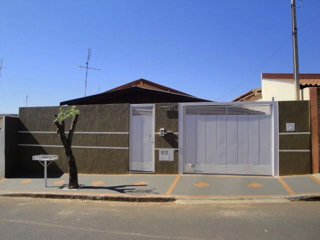 Imagem: A casa possui 3 Dormitórios, 1 Banheiro, 2 Vagas na