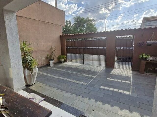 Imagem: A casa possui 3 Dormitórios, 1 Banheiro, 2 Vagas na