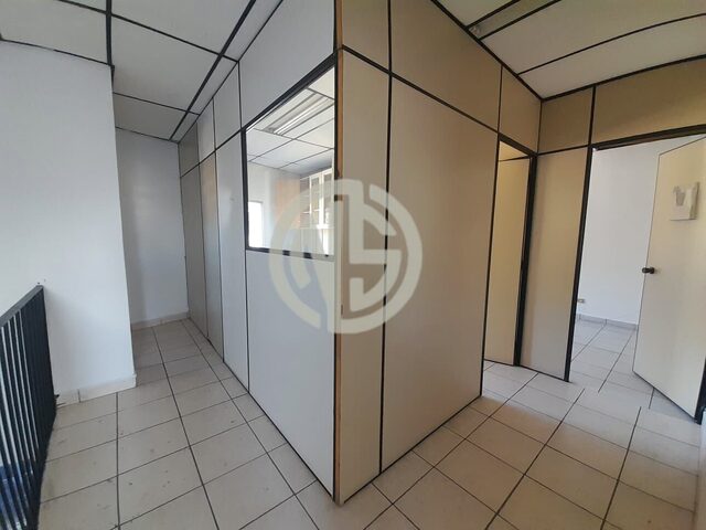 Imagem: A loja possui 2 Banheiros, 324m² de Área, 220m² de Área