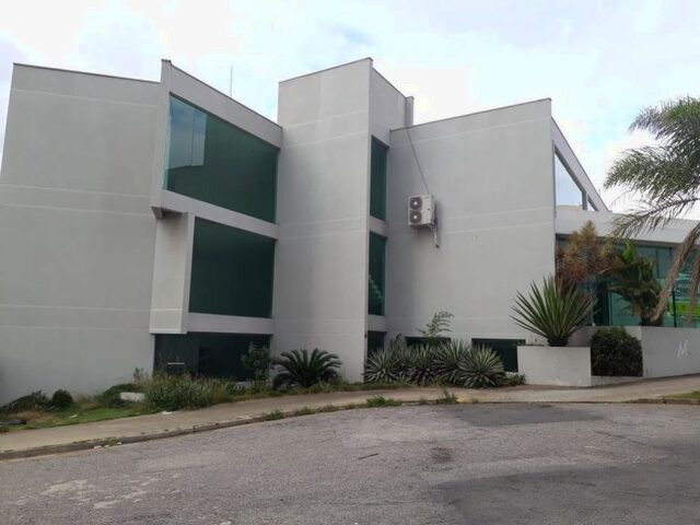 Imagem: A sala comercial possui 2 Banheiros, 5 Vagas na garagem,