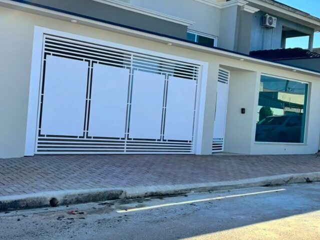 Imagem: A casa possui 3 Dormitórios, 1 Suíte, 3 Banheiros, 4