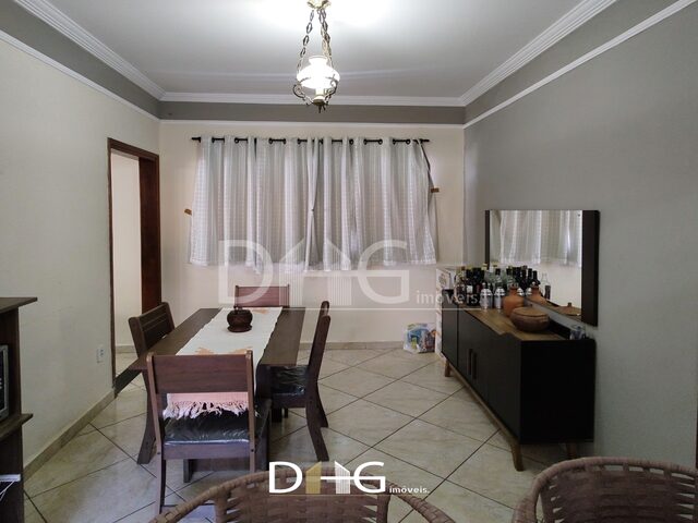 Imagem: A casa possui 5 Dormitórios, 1 Suíte, 2 Banheiros, 2