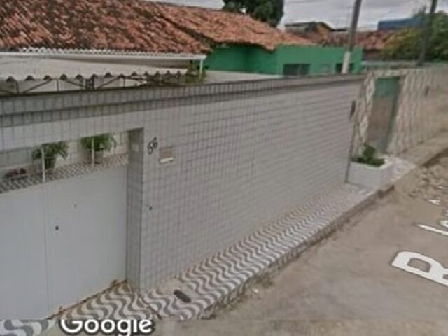 Imagem: A casa possui 5 Dormitórios, 1 Suíte, 1 Banheiro, 3 Vagas
