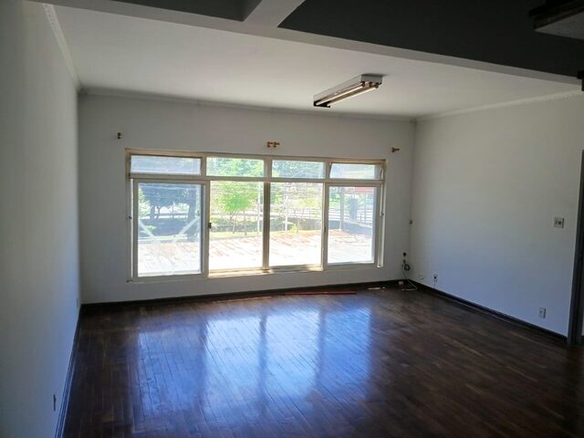Imagem: A casa possui 3 Dormitórios, 1 Suíte, 2 Banheiros, 2