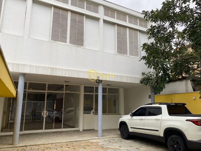Imagem: A loja possui 5 Dormitórios, 1 Suíte, 5 Banheiros, 6