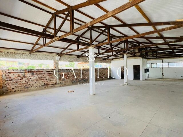 Imagem: A loja possui 4 Banheiros, 4 Vagas na garagem, 2.399m² de