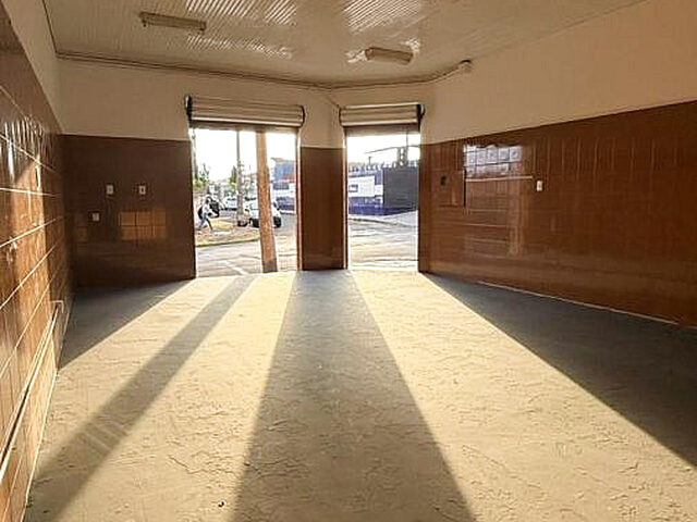 Imagem: A loja possui 2 Banheiros, 275m² de Área e está