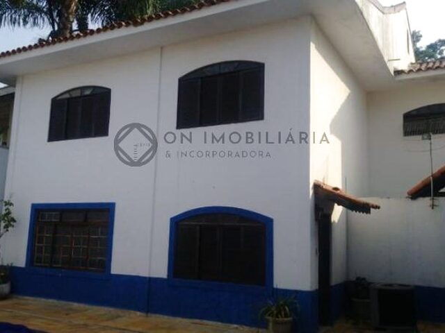 Imagem: A casa possui 4 Dormitórios, 1 Suíte, 3 Banheiros, 2