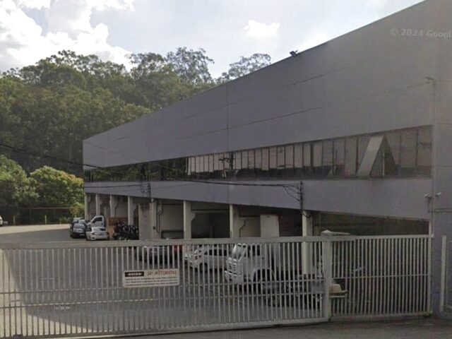 Imagem: A loja possui 2 Banheiros, 1 Vaga na garagem, 1.264m² de